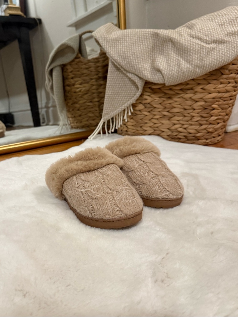 Cozy Knit Faux-Fur Lined Dearfoams Slippers - Beige Sz. 5-6